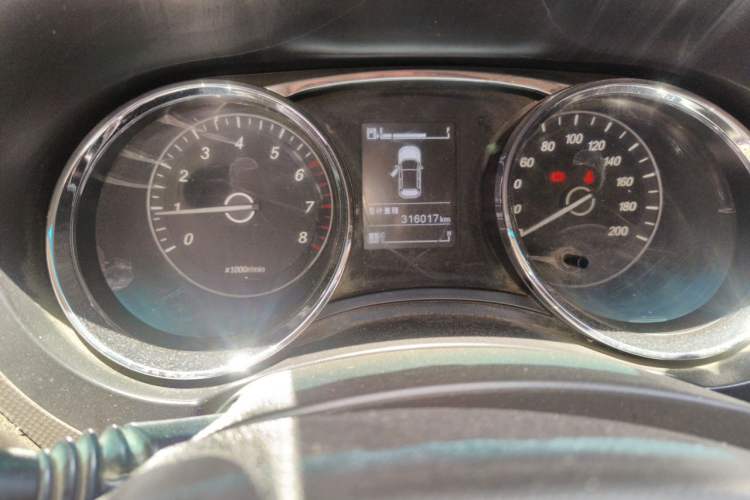 Used Wuling Hongguang 2015 1.5L S1 Luxury National Emission Standard V Odometer Close Up