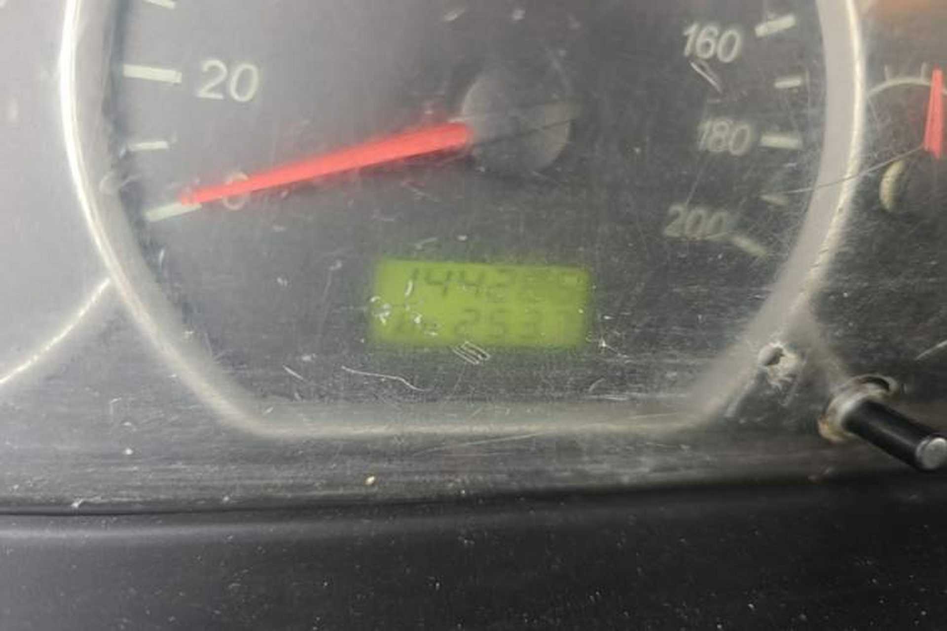 Used Wuling Hongguang 2015 1.5L S Basic Version China V Standard Odometer Close Up