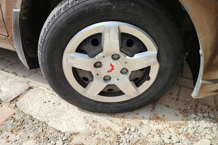Used Wuling Hongguang 2015 1.2L S Base Model China V Standard Right Front Wheel Hub