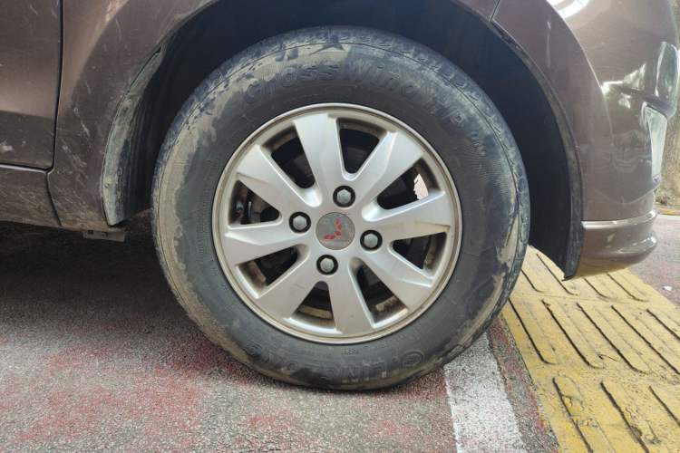 Used Wuling Hongguang 2015 1.5L S Base Model China IV Right Front Wheel Hub