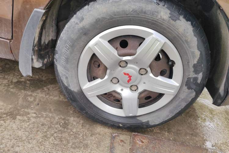 Used Wuling Hongguang 2015 1.5L S Base Model China IV Right Front Wheel Hub