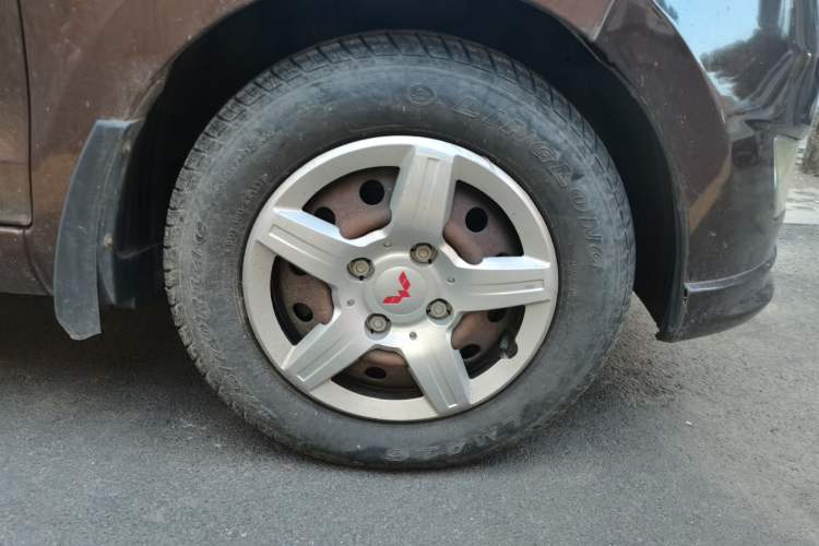 Used Wuling Hongguang 2015 1.5L S Basic Version China V Standard Right Front Wheel Hub