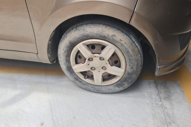 Used Wuling Hongguang 2015 1.5L S Basic Version China V Standard Right Front Wheel Hub