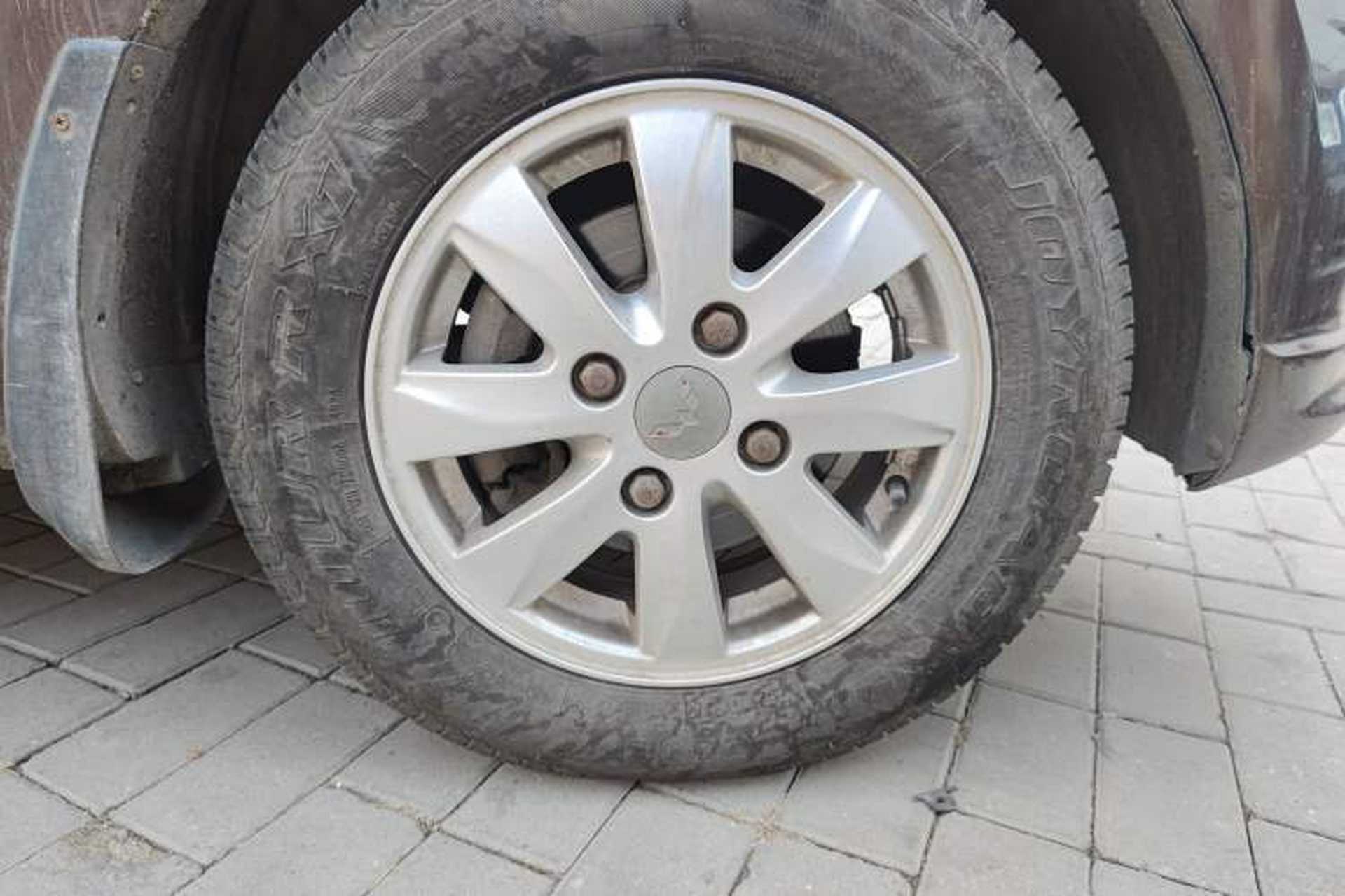 Used Wuling Hongguang 2015 1.2L S Base Model China V Standard Right Front Wheel Hub