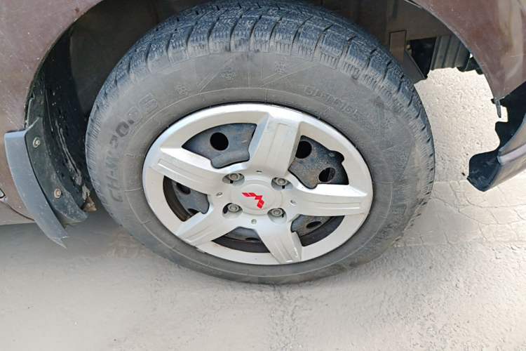 Used Wuling Hongguang 2015 1.2L S Base Model China V Standard Right Front Wheel Hub