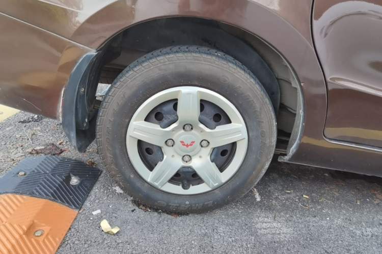 Used Wuling Hongguang 2015 1.5L S Basic Version China V Standard Right Rear Wheel Hub
