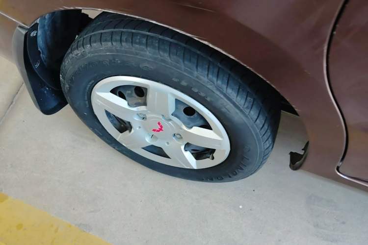 Used Wuling Hongguang 2015 1.5L S Basic Version China V Standard Right Rear Wheel Hub