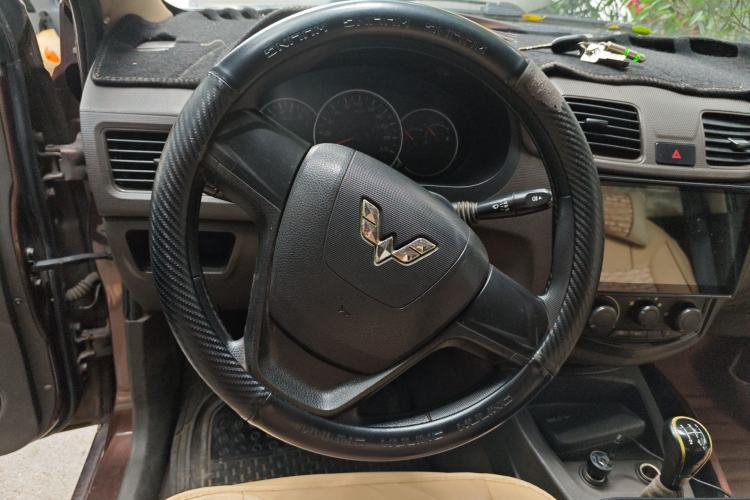 Used Wuling Hongguang 2015 1.5L S Basic Version China V Standard Steering Wheel