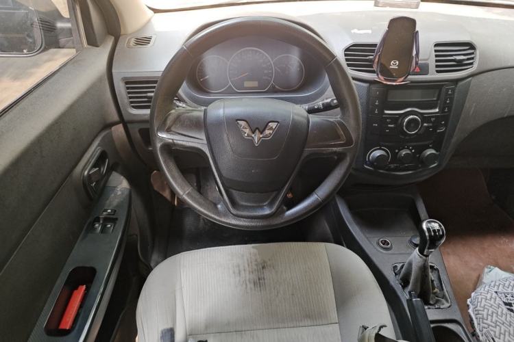 Used Wuling Hongguang 2015 1.5L S Base Model China IV Steering Wheel