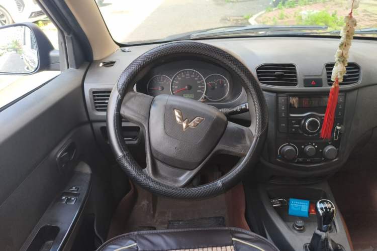 Used Wuling Hongguang 2015 1.5L S Basic Version China V Standard Steering Wheel