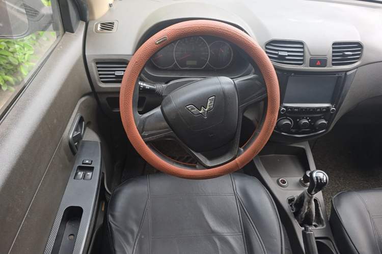 Used Wuling Hongguang 2015 1.5L S Basic Version China V Standard Steering Wheel