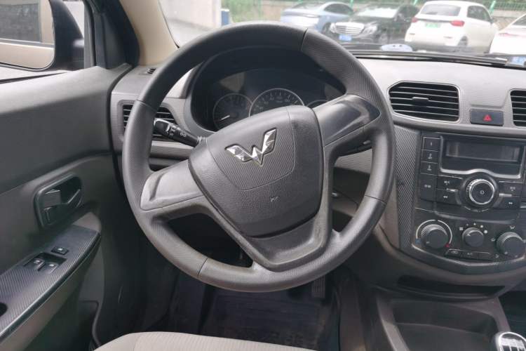 Used Wuling Hongguang 2015 1.5L S Basic Version China V Standard Steering Wheel
