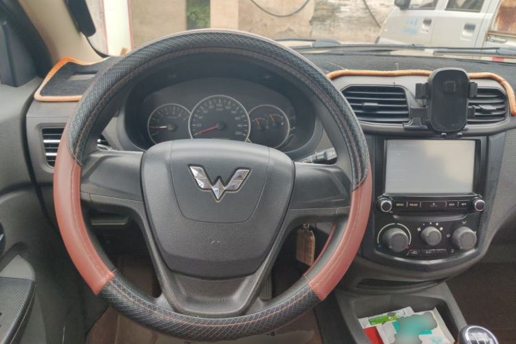 Used Wuling Hongguang 2015 1.5L S Basic Version China V Standard Steering Wheel