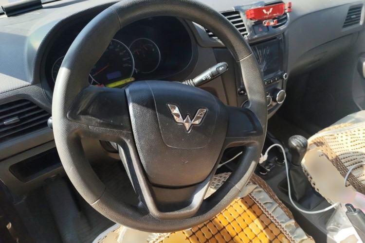 Used Wuling Hongguang 2015 1.5L S1 Standard China V-Emission Standards Steering Wheel