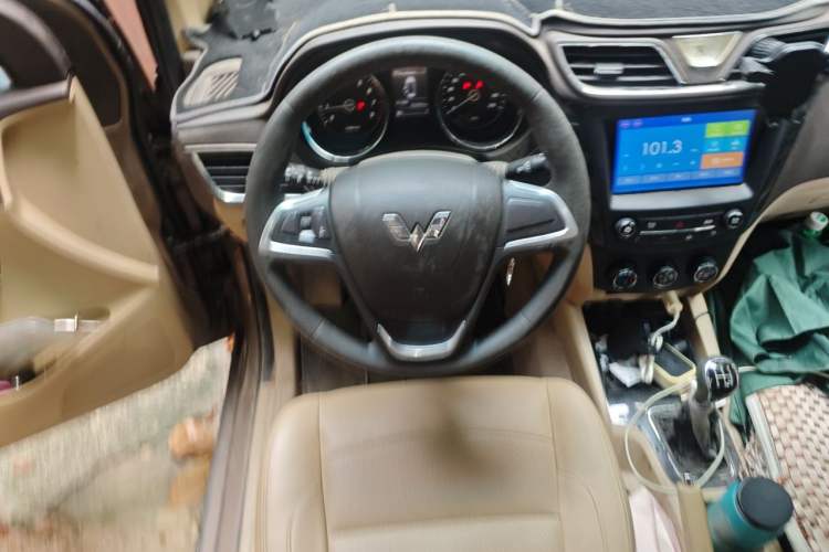 Used Wuling Hongguang 2015 1.5L S1 Luxury National Emission Standard V Steering Wheel