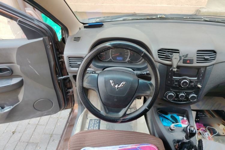 Used Wuling Hongguang 2015 1.5L S Basic Version China V Standard Steering Wheel