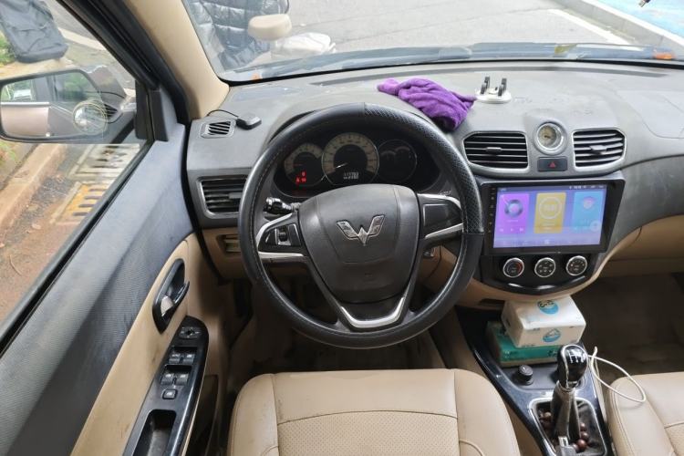 Used Wuling Hongguang 2015 1.5L S Basic Version China V Standard Steering Wheel