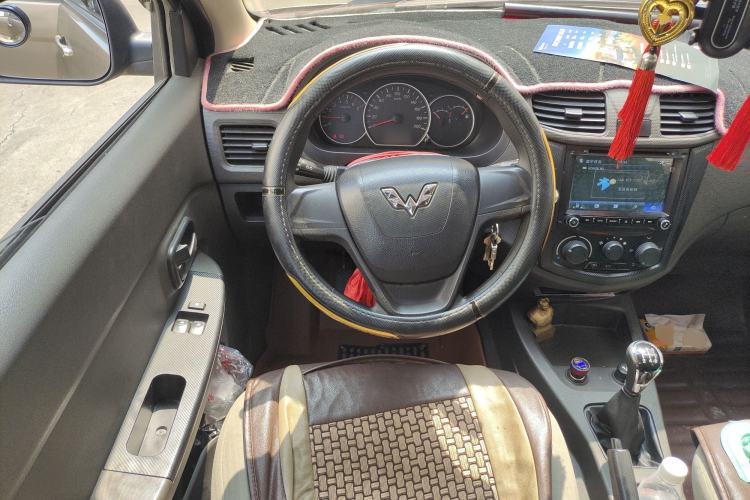 Used Wuling Hongguang 2015 1.5L S Basic Version China V Standard Steering Wheel