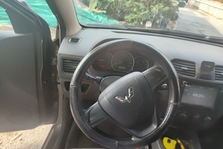 Used Wuling Hongguang 2015 1.5L S Basic Version China V Standard Steering Wheel