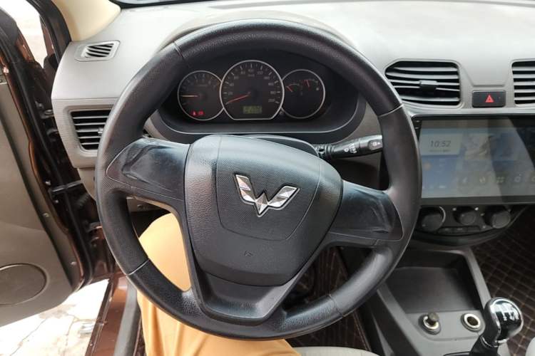 Used Wuling Hongguang 2015 1.5L S Base Model China IV Steering Wheel