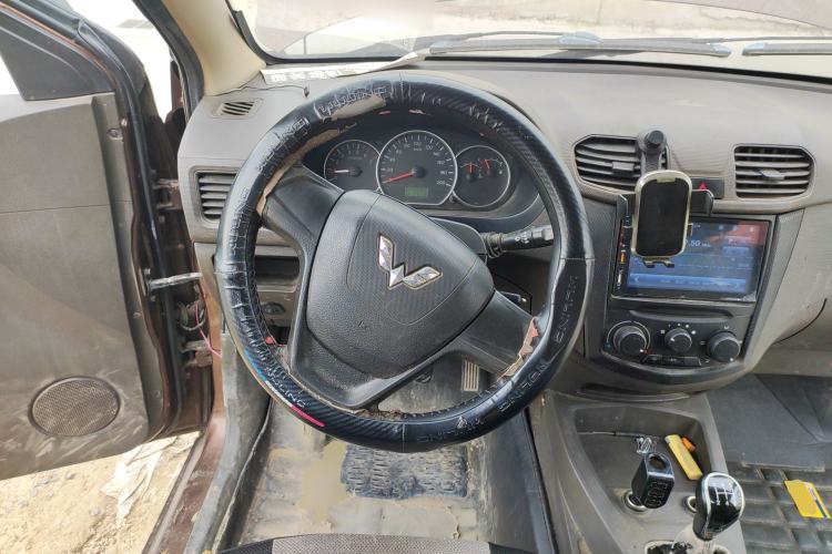 Used Wuling Hongguang 2015 1.5L S Basic Version China V Standard Steering Wheel