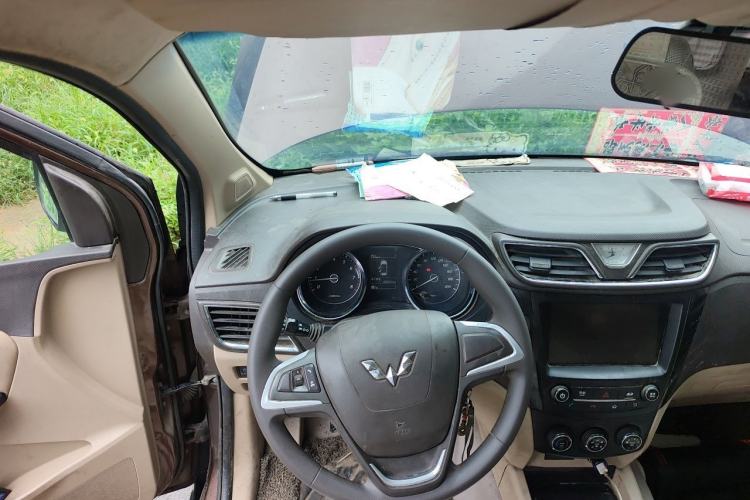 Used Wuling Hongguang 2015 1.5L S1 Luxury National Emission Standard V Steering Wheel