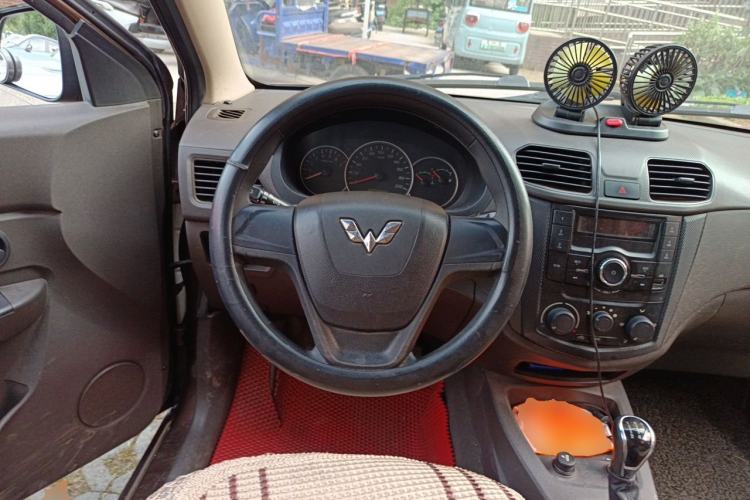 Used Wuling Hongguang 2015 1.5L S Basic Version China V Standard Steering Wheel