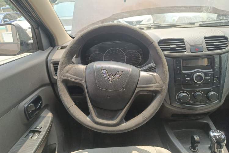 Used Wuling Hongguang 2015 1.5L S Basic Version China V Standard Steering Wheel