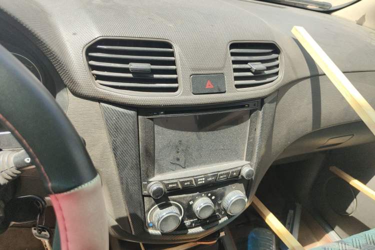 Used Wuling Hongguang 2015 1.5L S Base Model China IV Audio And AC Panel