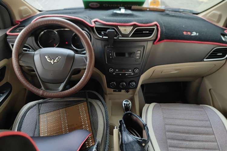 Used Wuling Hongguang 2015 1.5L S1 Standard China V-Emission Standards Center Console