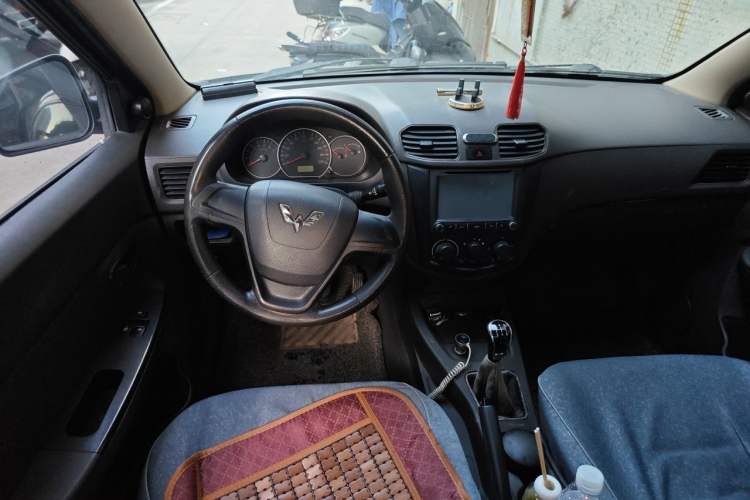 Used Wuling Hongguang 2015 1.2L S Base Model China V Standard Center Console