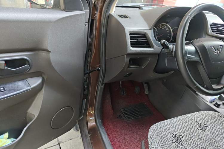 Used Wuling Hongguang 2015 1.5L S Base Model China IV Driver Seat