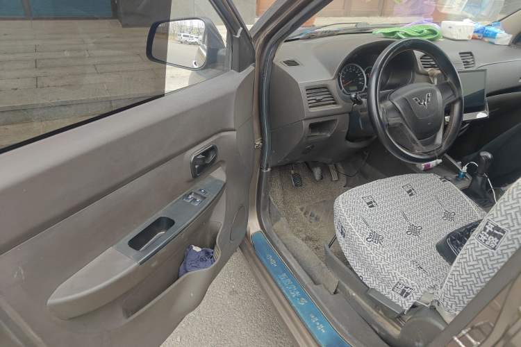 Used Wuling Hongguang 2015 1.5L S Basic Version China V Standard Driver Seat