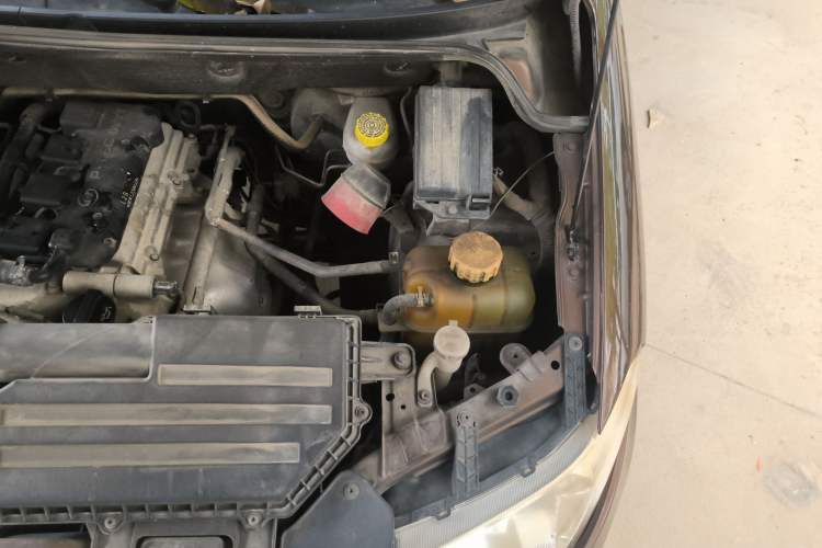 Used Wuling Hongguang 2015 1.5L S Basic Version China V Standard Engine Bay Left