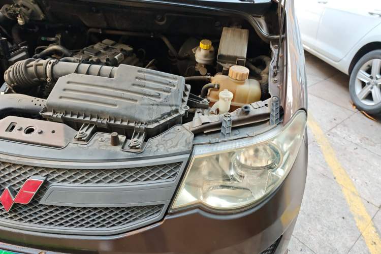 Used Wuling Hongguang 2015 1.5L S Basic Version China V Standard Engine Bay Left