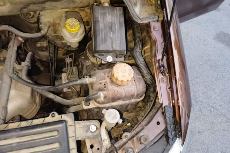 Used Wuling Hongguang 2015 1.5L S Basic Version China V Standard Engine Bay Left