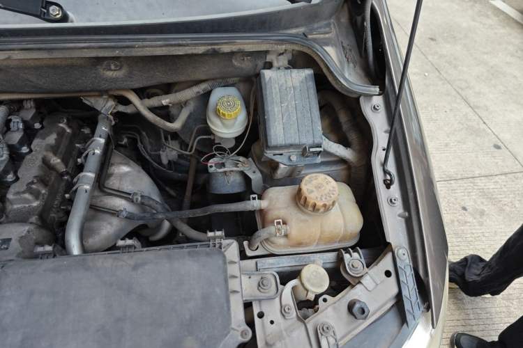 Used Wuling Hongguang 2015 1.2L S Base Model China V Standard Engine Bay Left