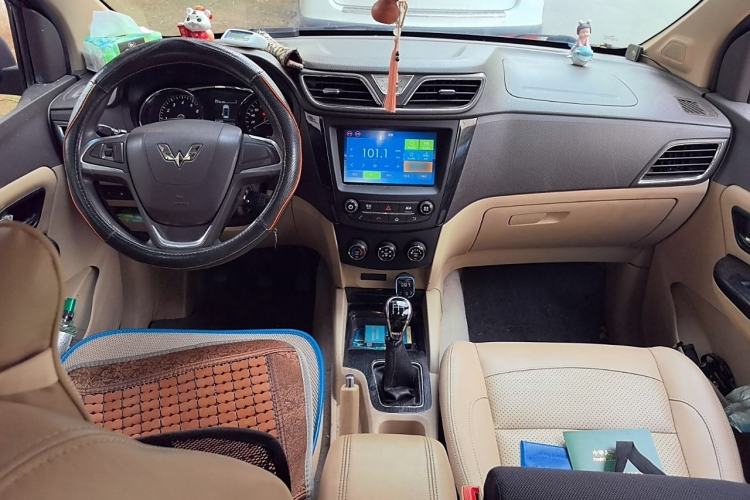 Used Wuling Hongguang 2015 1.5L S1 Luxury National Emission Standard V Interior 2
