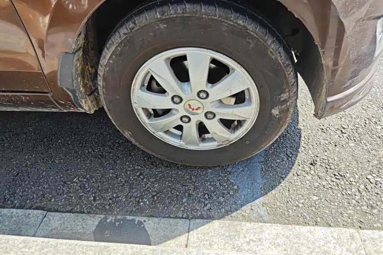 Used Wuling Hongguang 2015 1.5L S Base Model China IV Right Front Wheel Hub