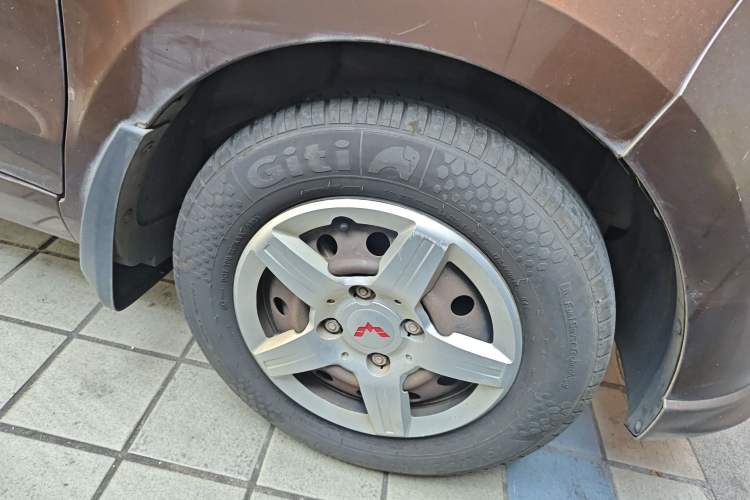 Used Wuling Hongguang 2015 1.5L S Base Model China IV Right Front Wheel Hub