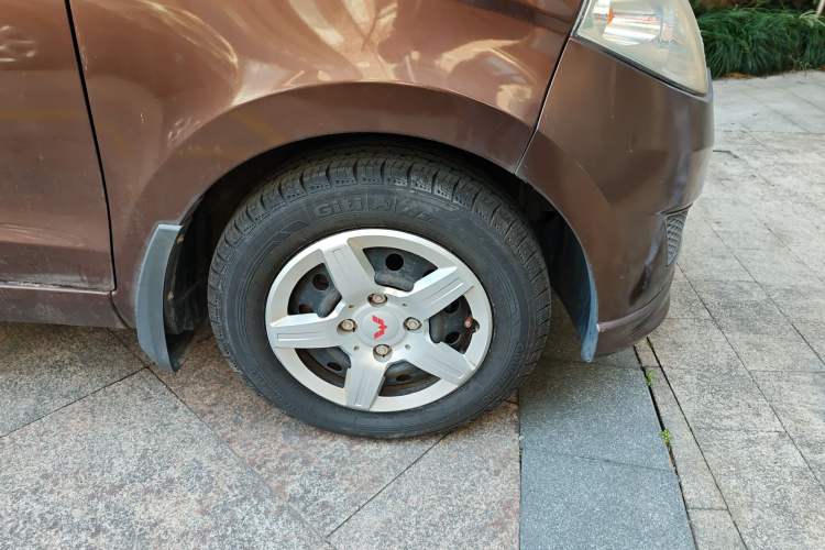 Used Wuling Hongguang 2015 1.5L S Basic Version China V Standard Right Front Wheel Hub