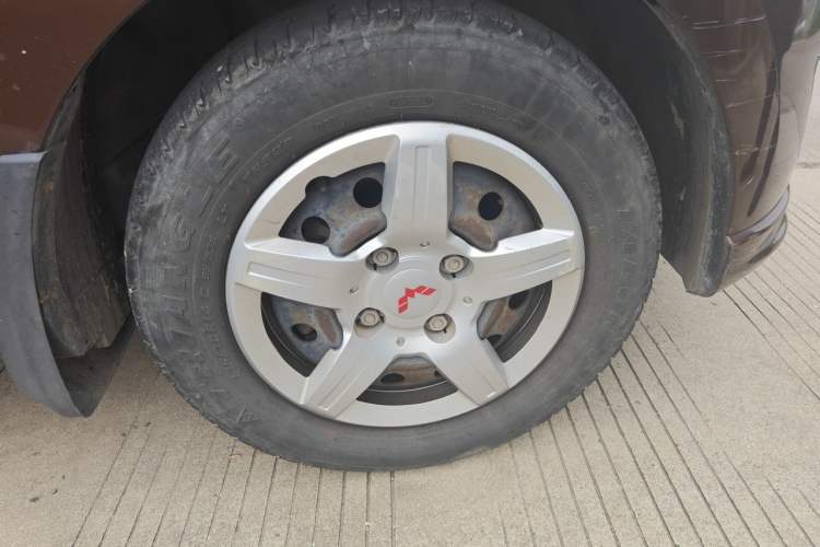 Used Wuling Hongguang 2015 1.2L S Base Model China V Standard Right Front Wheel Hub