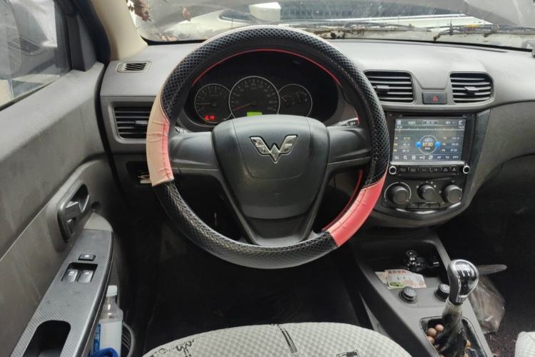Used Wuling Hongguang 2015 1.5L S Basic Version China V Standard Steering Wheel