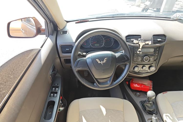 Used Wuling Hongguang 2015 1.5L S Base Model China IV Steering Wheel