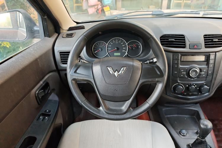 Used Wuling Hongguang 2015 1.5L S Basic Version China V Standard Steering Wheel