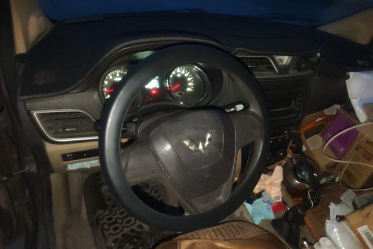 Used Wuling Hongguang 2015 1.5L S1 Standard China V-Emission Standards Steering Wheel
