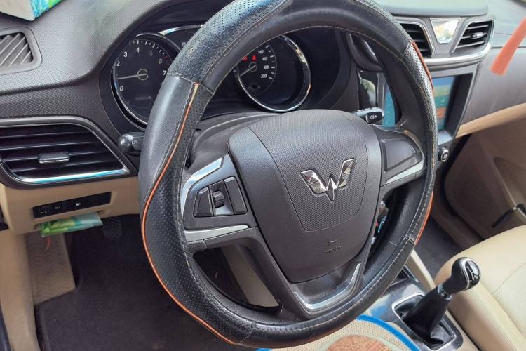 Used Wuling Hongguang 2015 1.5L S1 Luxury National Emission Standard V Steering Wheel