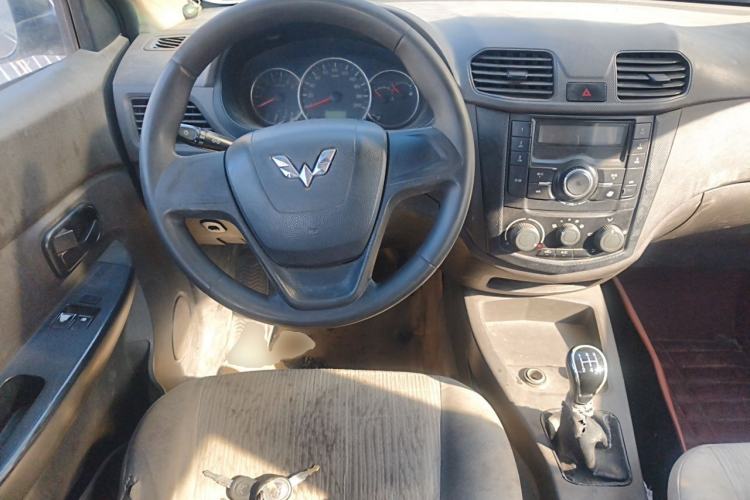 Used Wuling Hongguang 2015 1.5L S Base Model China IV Steering Wheel