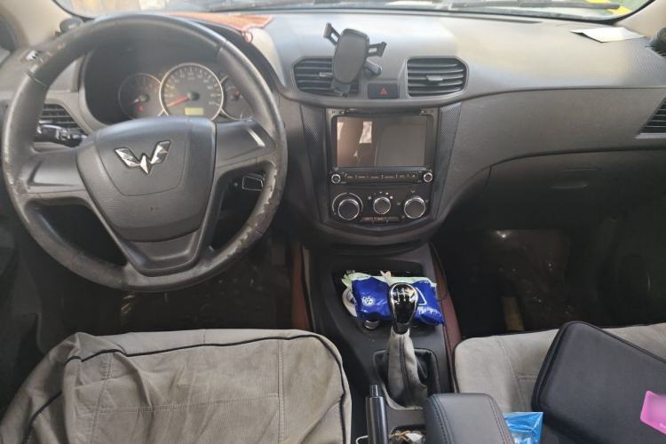 Used Wuling Hongguang 2015 1.5L S Base Model China IV Center Console