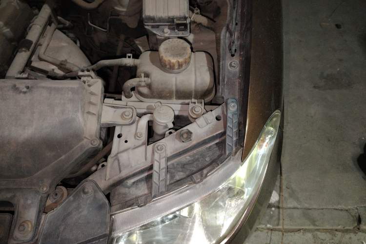 Used Wuling Hongguang 2015 1.2L S Base Model China IV Engine Bay Left